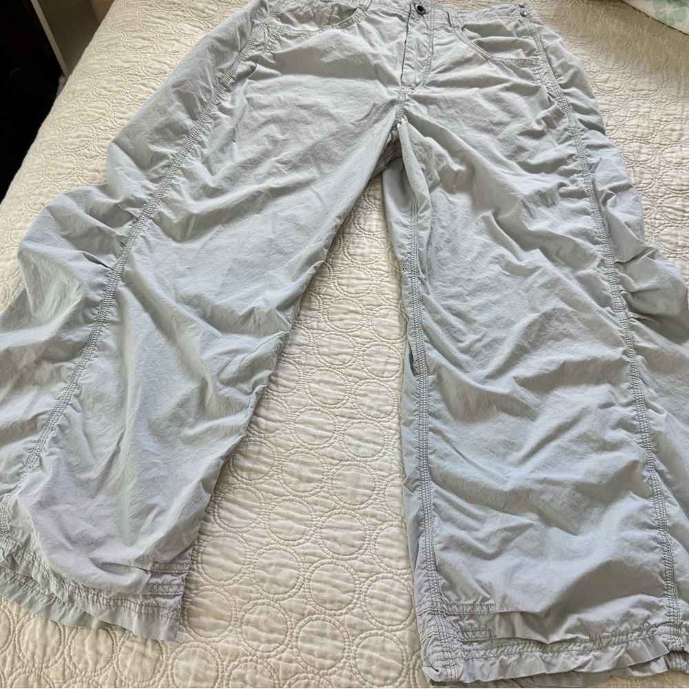 ANTHROPOLOGIE-Gray Cargo Pants with Relaxed Fit and Tapered Legs